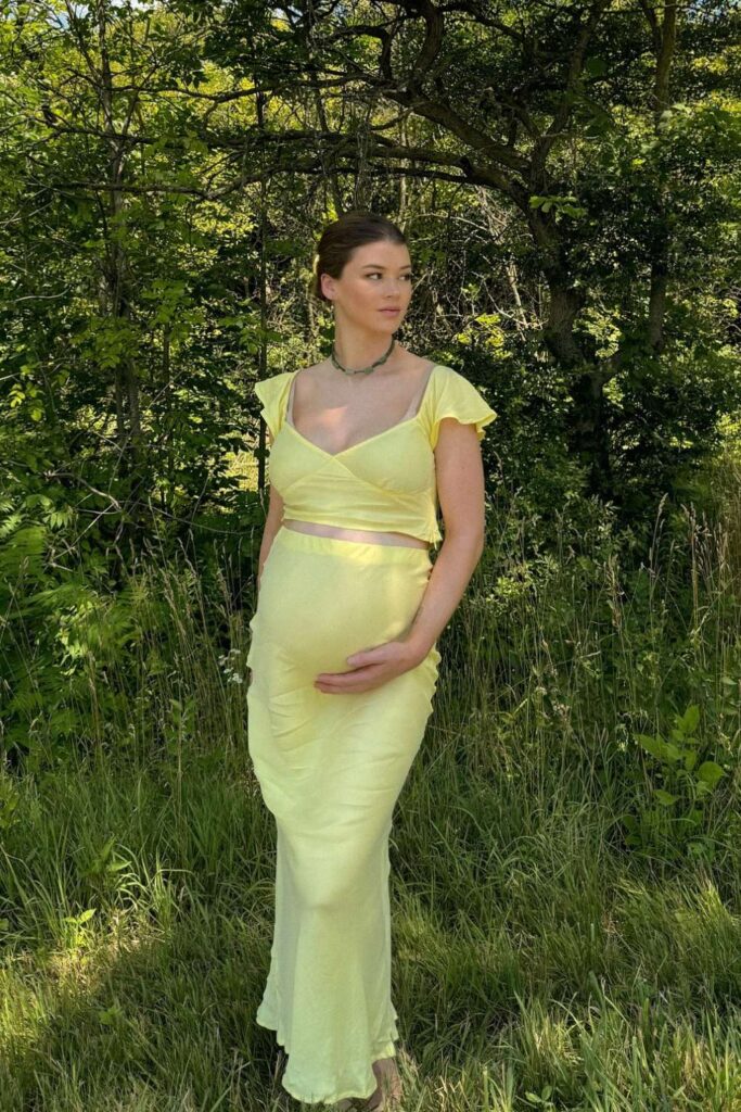 pregnancy-outfits-for-summer-22